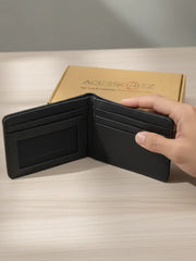Black wallet held by a hand with 'Accesoriz' box in the background