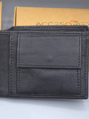 Black leather wallet on a light gray background with 'Accesoriz' branding.