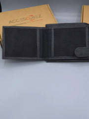 Black wallet with Accesoreez packaging in the background