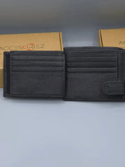 Black wallet with card slots on a light gray background, with 'Accesoriz' branding visible.