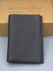 Black leather wallet with red accents on a light gray surface, with 'Accesoriz' branding in the background.